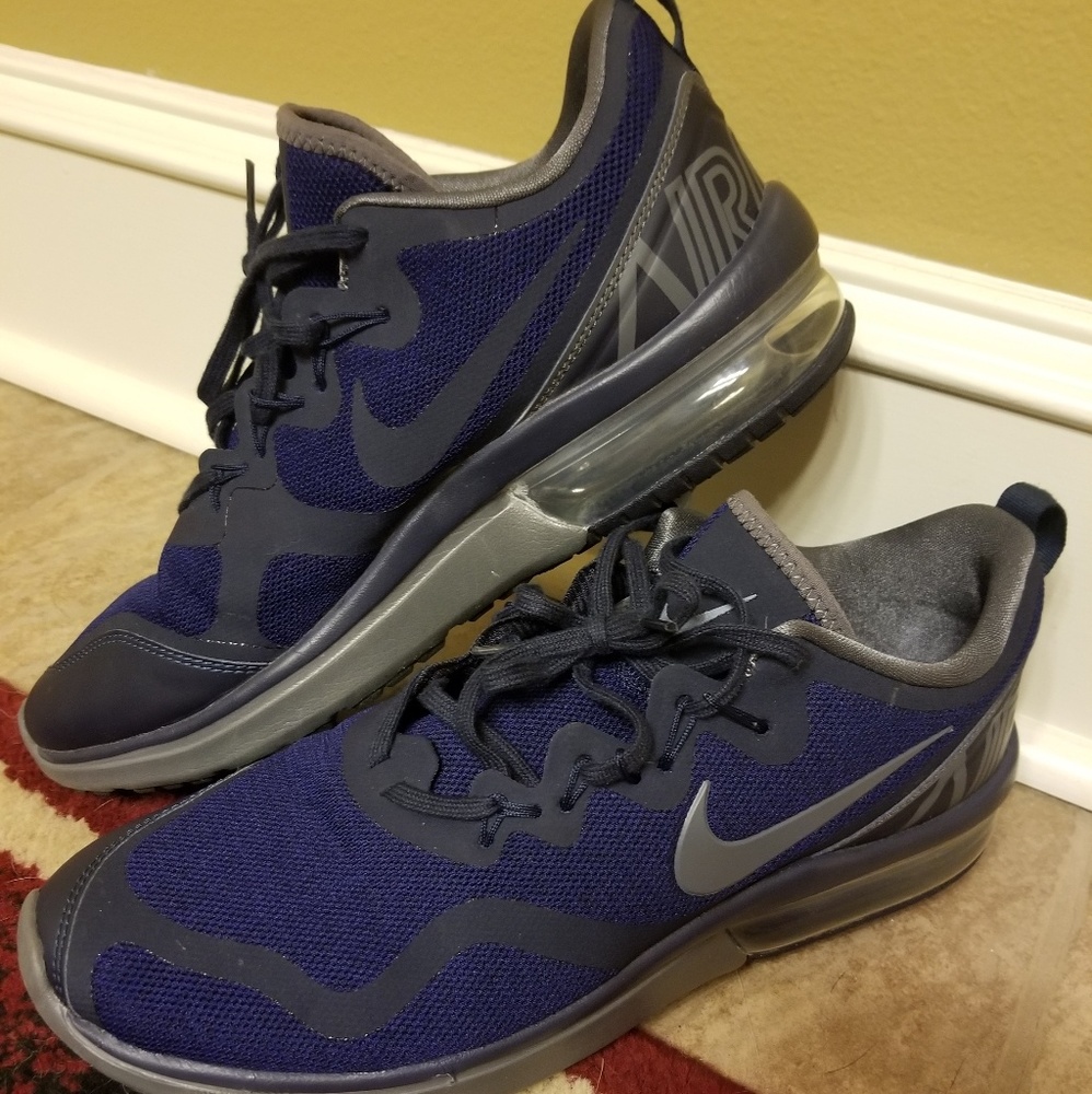 Men's tennis shoes